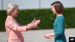 Președinta Comisiei Europene, Ursula von der Leyen, și președinta R. Moldova, Maia Sandu la summit-ul Comunității Politice Europene, organizat la Bulboaca pe 1 iunie, 2023