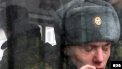 Оплата мобильных счетов старослужащих стала самой распространенной "повинностью" для новобранцев в российской армии.