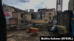 Mjesto budućeg stambeno-poslovnog objekta u blizini pijace Markale u starom dijelu Sarajeva. 