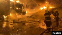 Pompierii încearcă să stingă un incendiu în Liov, declanșat de atacuri aeriene rusești. 6septembrie 2024.