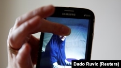 Alema Dolamić pokazuje fotografiju sestre Adele koja je, s troje djece, više od dvije godine u kampu Roj na sjeveru Sirije. 