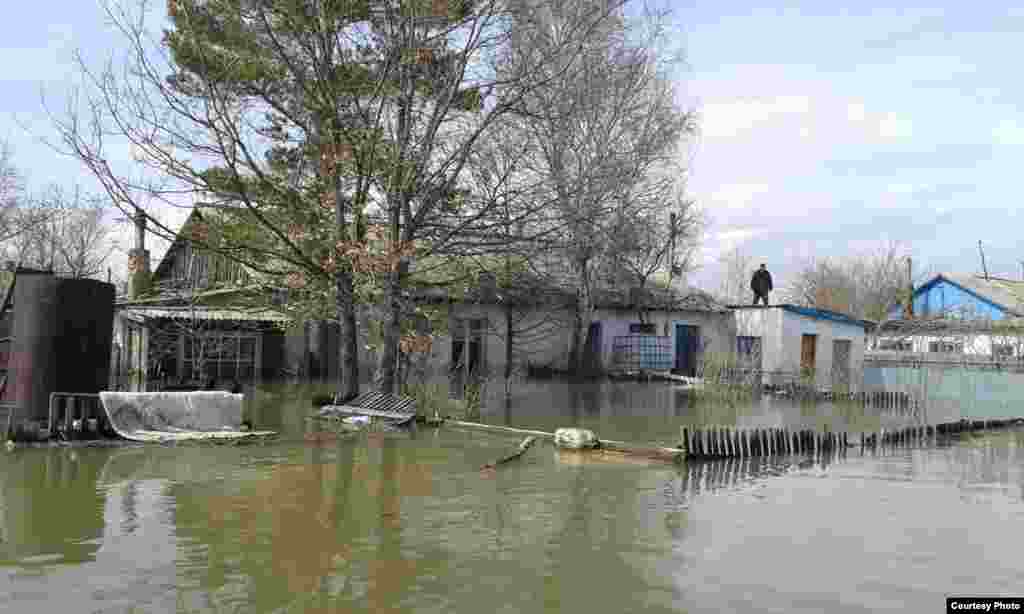 Село Садовое, расположенное в 20 километрах от города Темиртау, относится к Гагаринскому сельскому округу.