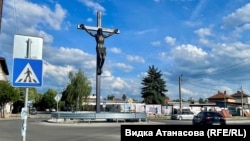 Разпятието на кръговото кръстовище на улиците "България" и "София" в Елин Пелин.