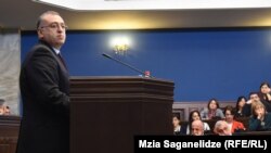 მიუხედავად მოლოდინისა, რომ ეროვნული ბანკის პრეზიდენტი სხდომას არ დაესწრებოდა, კობა გვენეტაძე შეხვედრაზე მაინც მივიდა.