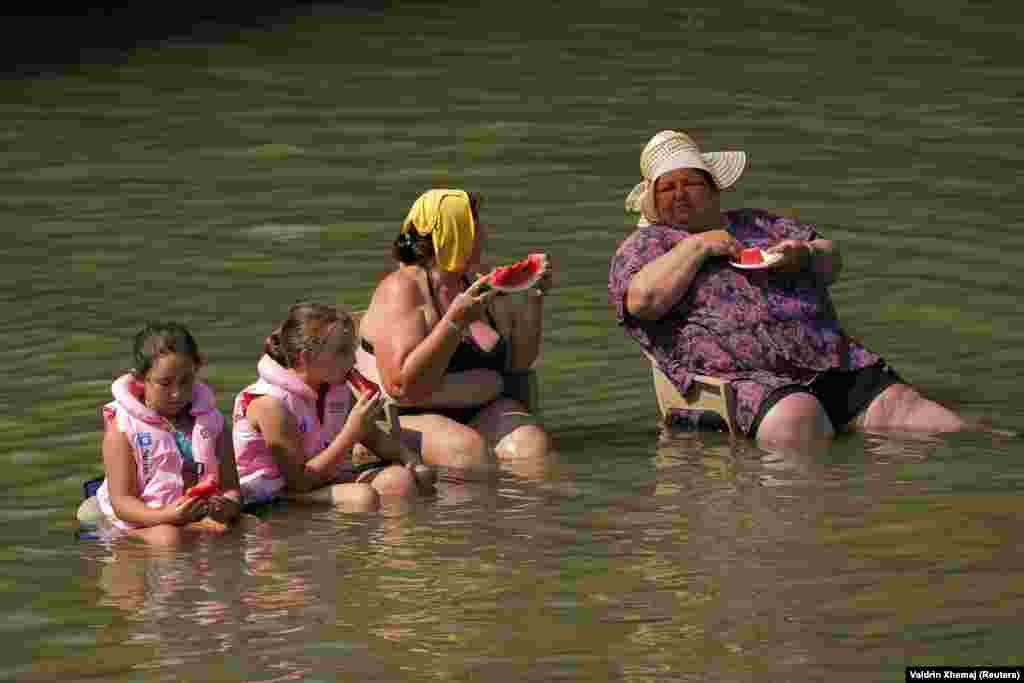 Pored svježine vode iz Erenika, ove žene i djeca su se osvježili i lubenicom.