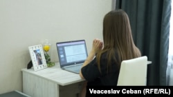 Cel puțin 50% din orele de curs se vor desfășura sincron, iar studenții vor participa online sau cu prezență fizică în sălile de curs. Imagine simbol. 