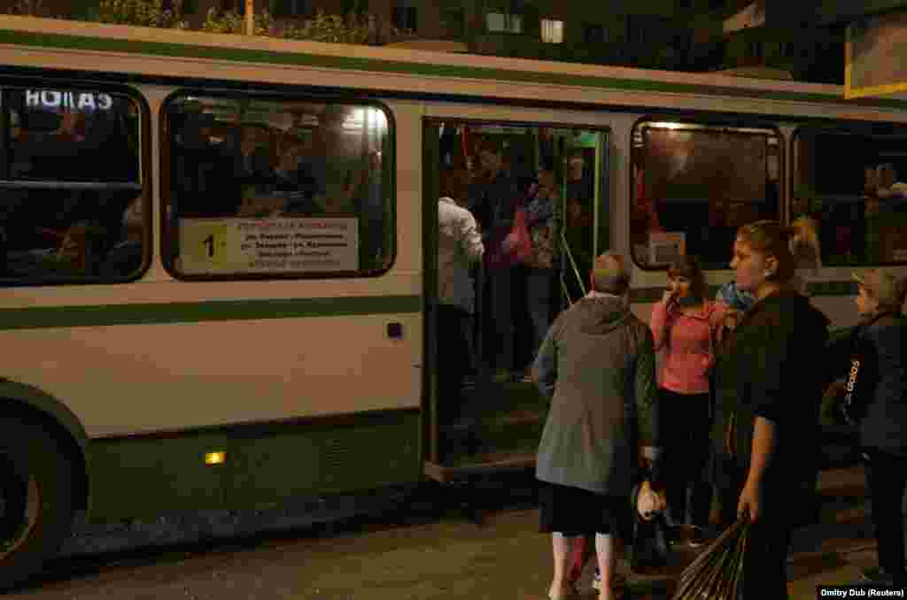 Люди в ожидании эвакуации.