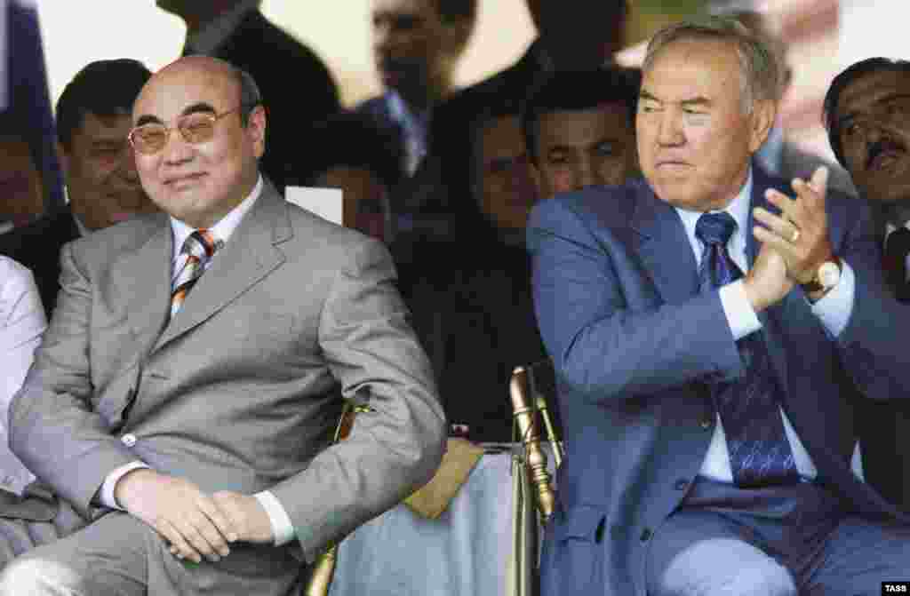 Президент Казахстана Нурсултан Назарбаев в часах за $60 тыс. и президент Кыргызстана Атамбек Атамбаев (без часов) Источник: поставщик часов Swiss time club