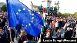 Budapesti tüntetés a CEU elűzése ellen 2017. április 12-én