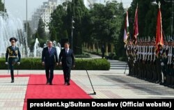 Эмомали Рахмон встречает Садыра Жапарова, 29 июня 2021 г.