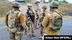 Pjesëtarë të KFOR-it në pikën kufitare në Jarinjë. 2 tetor 2021.
