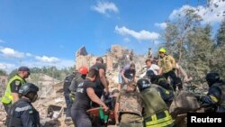 Spasioci rade na mestu smrtonosnog ruskog raketnog napada, Krivij Rih 12. juna