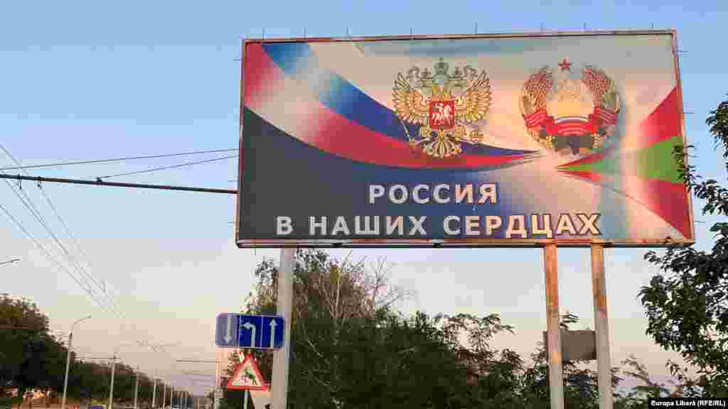 Banner la Tiraspol, din rus. &quot;Rusia e în inimile noastre&quot;