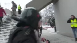 Sokkolót is használtak a rendőrök a békés tüntetők ellen