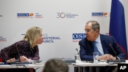 სერგეი ლავროვი და მარია ზახაროვა ეუთოს მინისტერიალის შემდეგ გამართულ პრესკონფერენციაზე. 1 დეკემბერი, 2023 წელი.