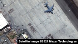 Kabuli nga lart: Përpjekjet ngulmuese për të ikur nga Afganistani