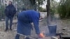 Civilii ucraineni care nu au acces la gaz sau electricitate fac foc în fața blocului la Kosteantinivka (captură de ecran).