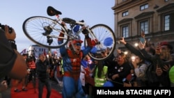 Studente bicikliste iz Srbije dočekao je veliki broj građana na Odeonsplacu u Minhenu, 11. april 2025.