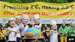 Активисти на Гринпис протестираат со маски со ликовите на германската канцеларка Ангела Меркел, американскиот претседател Барак Обама, италијанскиот премиер Силвио Берлускони, британскиот премиер Гордон Браун и францускиот претседател Николас Саркози