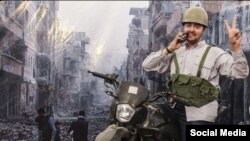Një nga iranianët duke pozuar në kabinën me sfond të qytetit të shkatërruar të Aleppos
