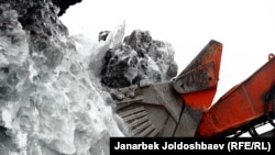 Работы со льдом на Кумторе.