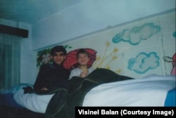 ვისინელ ბალანი (მარჯვნივ) ბავშვთა სახლში ყოფნის წლებში