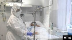 Ápoló a debreceni Kenézy Gyula kórházban 2020. október 15-én. 