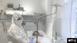 Koronavírusos beteget ápolnak a Kenézy Gyula Kórházban, Debrecenben, 2020. október 15-én. 