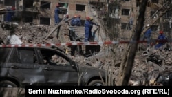 Последствия российского удара в Святошинском районе Киева, 24 апреля 2025 года