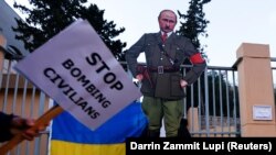 Háborúellenes tüntetés Oroszország máltai nagykövetsége előtt 2022. március 8-án