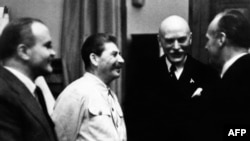 ვიაჩესლავ მოლოტოვი (მარცხნივ) და იოსებ სტალინი (მარცხნიდან მეორე) იოახიმ რიბენტროპთან (მარჯვნივ) შეხვედრისას. 