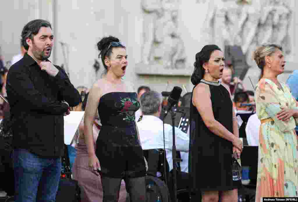 Soliști de operă repetă înaintea concertului de deschidere al festivalului &bdquo;Promenada Operei&rdquo;.