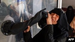 د سیند په حیدر اباد کې یوه روغتیايي کارکوونکې د یوې ښځې د معاینې پر مهال - د ۲۰۲۰ز کال د جولای ۲۰مې انځور. 