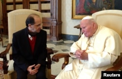 Papa Ivan Pavao II razgovara sa tadašnjim predsjednikom Kosova, Ibrahimom Rugovom, Vatikan, 20. decembra 2003.