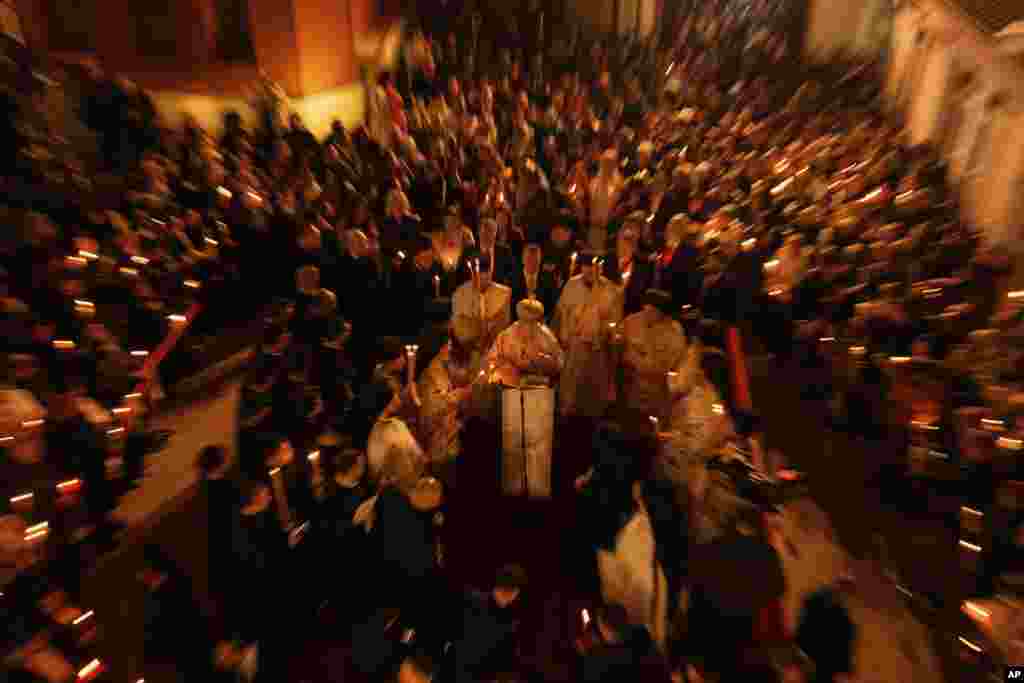 Vartolomej I (u sredini), vrhovni poglavar Ekumenske Carigradske patrijaršije, vodi misu u Patrijaršijskoj crkvi svetog Đorđa u Istanbulu, Turska, 20. aprila 2025.