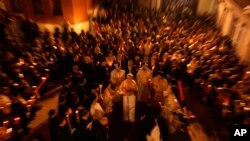 Bartolomej I. (u sredini), vrhovni poglavar Ekumenske Carigradske patrijaršije, vodi Uskrsno bdjenje u Patrijaršijskoj crkvi svetog Jurja u Istanbulu, Turska, 20. aprila 2025.