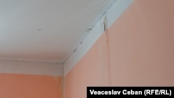 Fisuri pe pereți, în ciuda reparațiilor cosmetice anterioare.