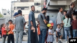 Palestinieni din Gaza la cozi pentru a-și vaccina copiii împotriva poliomielitei.