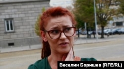 "Отдавна е назрял моментът за публичен дебат за много сериозни промени из основи. Днешният повод е мъничка част от това, за което трябва да се застъпим като общество", каза учителката Грациела Щерева.