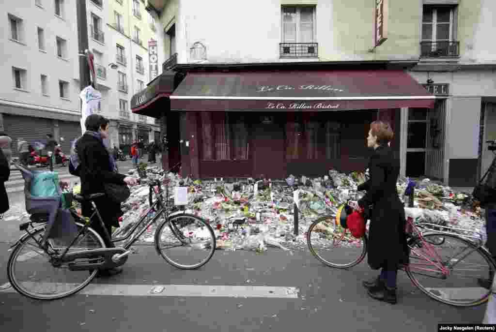 Sjećanje na žrtve ispred jednog od mjesta napada, restorana Le Carillon, Pariz, 16. novembar 2015.