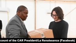 Na fotografiji postavljenoj na Facebook stranicu predsjednika Srednjoafričke Republike, Dmitry Siti (desno) prikazan je kako predsjedniku Faustin-Archangeu Touaderi predaje kutije sa medicinskim materijalom u februaru 2025. godine.