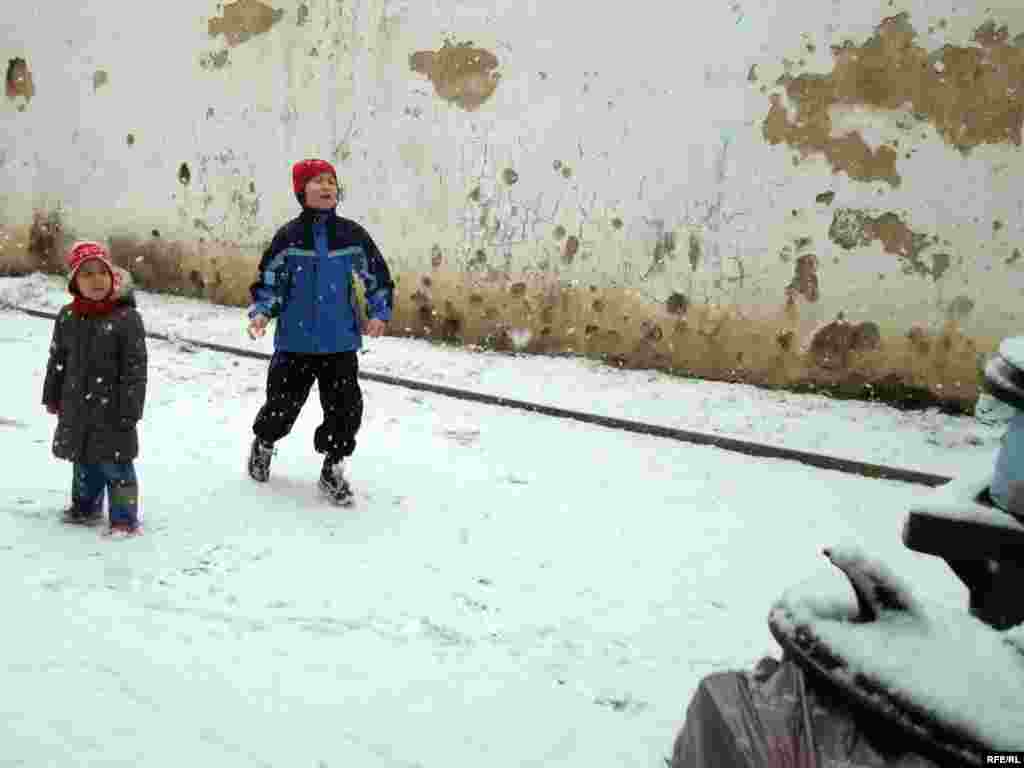 Дети казахских беженцев играют во дворе общежития, где приютили их родителей. Город Брно, 1 февраля 2009 года. - Дети казахских беженцев играют во дворе общежития, где приютили их родителей. Город Брно, 1 февраля 2009 года. 