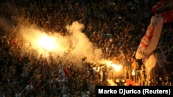 Navijači Crvene zvezde sa bakljama (ilustrativna fotografija)