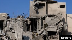 Hitne službe na ruševinama pogođenog stambenog objekta nakon raketnog napada Irana na Izrael, u Be'er Shevi, Izrael, 24. juna 2025.