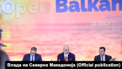 Состанок во Тирана на лидерите на иницијативата „Отворен Балкан“, претседателот на Република Србија, Александар Вучиќ, премиерот на Република Албанија Еди Рама и поранешниот македонскиот премиер Зоран Заев

