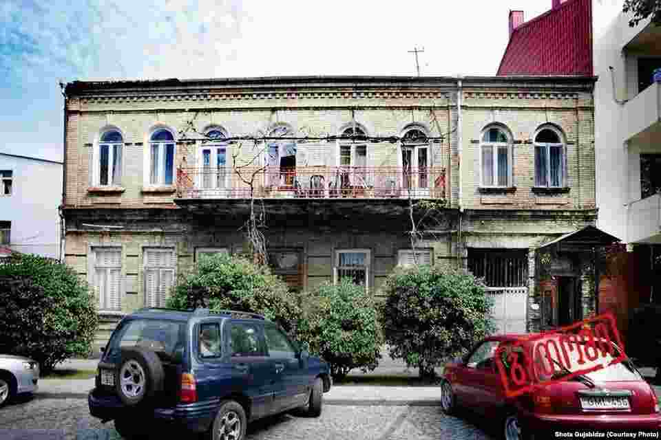 პირველ ფოტოზე ჩანს ბათუმის ისტორიული ნაწილი. 1890 წელს ვაჟა-ფშაველას 13 ნომერში აშენებულ ორსართულიან შენობას, სახლს&nbsp; კულტურული მემკვიდრეობის ძეგლის სტატუსი იცავდა. 2015 წელს&nbsp; სამშენებლო კომპანიამ სახლი უნებართვოდ დაანგრია, მის სანაცვლოდ კი მრავალსართულიანი&nbsp; კორპუსის მშენებლობის ნებართვა მიიღო.