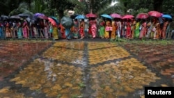 Nezavisno istraživanje pokazuje da je jedna trećina indijskih žena koje su počinile samoubistvo pretrpjelo porodično nasilje. Foto: Žene u Kalkuti ispred centra za vakcinaciju, avgust 2021. 