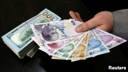 Valuta turke lira dhe disa dollarë amerikanë.