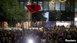 неколку стотици луѓе се собраа во Тирана на демонстрации против иницијативата Отворен Балкан 