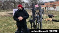 Na spisku nevinih žrtava iz 1944/1945. se nalaze pripadnici svih kolaboracionističkih formacija i okupatorskih vojnih snaga: Daško Milinović na protestu u Novom Sadu (23. decembar 2021)